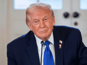 La advertencia de Trump llega después de que, el canciller de Irán, Abás Araqchi, contactó al enviado especial de Donald Trump para Medio Oriente y Ucrania, Steve Witkoff, este pasado fin de semana con la aparente intención de rebajar la tensión con Washington.
 EFE/B. CASH