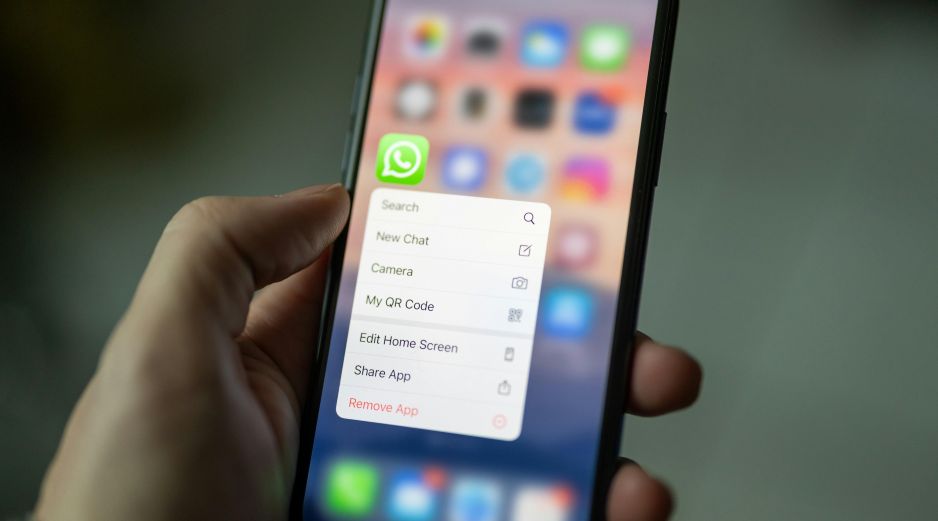 Los chats restringidos se trasladan a un espacio oculto que no muestra vistas previas ni detalles del contenido, incluso cuando llega un nuevo mensaje. Unsplash