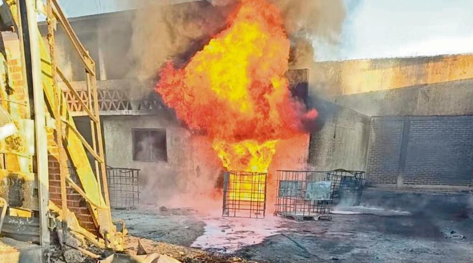 El incendio en una bodega clandestina de combustible en La Piedad dejó viviendas y vehículos calcinados. ESPECIAL