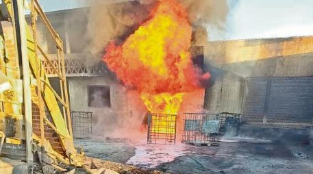 El incendio en una bodega clandestina de combustible en La Piedad dejó viviendas y vehículos calcinados. ESPECIAL