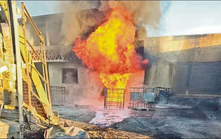 El incendio en una bodega clandestina de combustible en La Piedad dejó viviendas y vehículos calcinados. ESPECIAL
