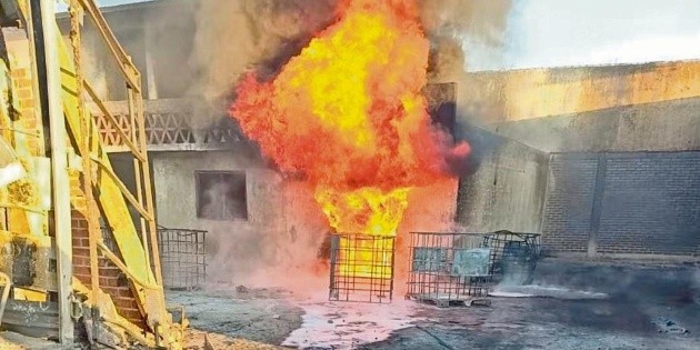 Michoac&aacute;n: Se incendia una bodega huachicolera