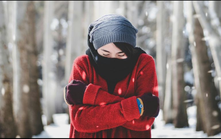 Al vestirte utiliza varias capas de ropa para poder ajustarte a la temperatura y conservar mejor tu calor corporal. Unsplash