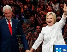 Entre los documentos públicos se encuentran registros de Bill Clinton viajando en el avión de Epstein para eventos de la Fundación Clinton. AP/ARCHIVO