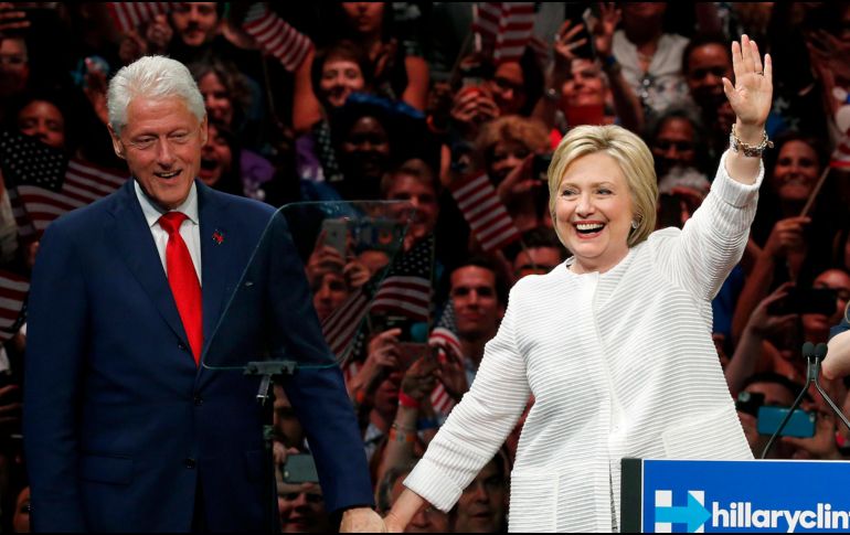 Entre los documentos públicos se encuentran registros de Bill Clinton viajando en el avión de Epstein para eventos de la Fundación Clinton. AP/ARCHIVO