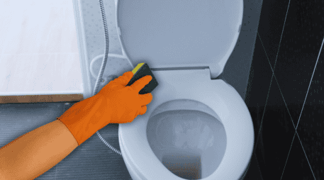 Los rim jets obstruidos son una de las causas más comunes de descargas ineficientes y suelen pasar desapercibidos durante la limpieza habitual del baño. ESPECIAL / CANVA