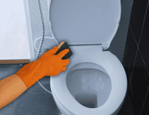 Los rim jets obstruidos son una de las causas más comunes de descargas ineficientes y suelen pasar desapercibidos durante la limpieza habitual del baño. ESPECIAL / CANVA