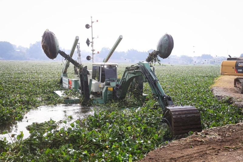  Iniciaron los trabajos de retiro de maleza acuática y desazolve en la presa Las Pintas. EL INFORMADOR / J. ACOSTA&nbsp;