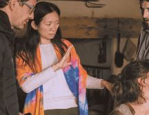 La obra Hamlet, dentro de la película, aclara Zhao, no trata de analizar el texto, sino de observar cómo una historia puesta en escena permite que otros participen de una pérdida ajena. ESPECIAL/SUN