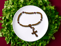 El ayuno consiste en realizar una sola comida fuerte al día y se practica únicamente el Miércoles de Ceniza y el Viernes Santo. CANVA/ESPECIAL