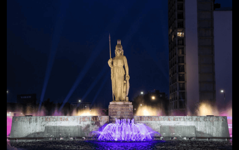 Se amplió el radio de la glorieta, se habilitaron cruces peatonales seguros, con semaforización visual y auditiva a fin garantizar la seguridad para llegar al monumento, se instaló una estación de Mi Bici y se rehabilitaron todas las instalaciones hidrosanitarias. EL INFORMADOR/ A. Navarro