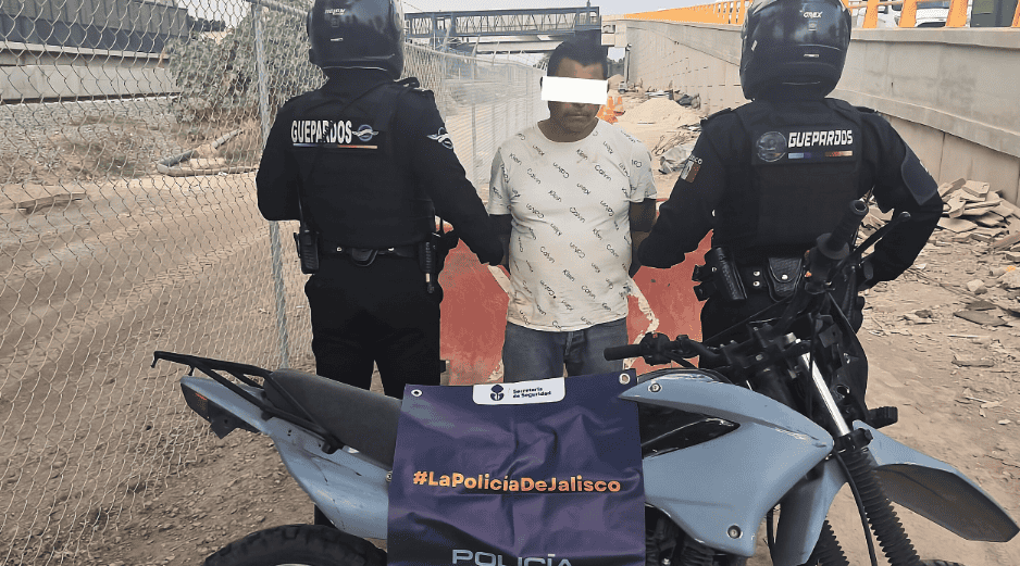 El hombre circulaba en una motocicleta sin placas, la cual cuenta con reporte de robo con violencia en diciembre pasado en el Fraccionamiento Real del Sol. ESPECIAL