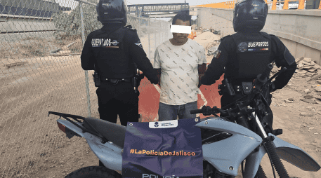 El hombre circulaba en una motocicleta sin placas, la cual cuenta con reporte de robo con violencia en diciembre pasado en el Fraccionamiento Real del Sol. ESPECIAL