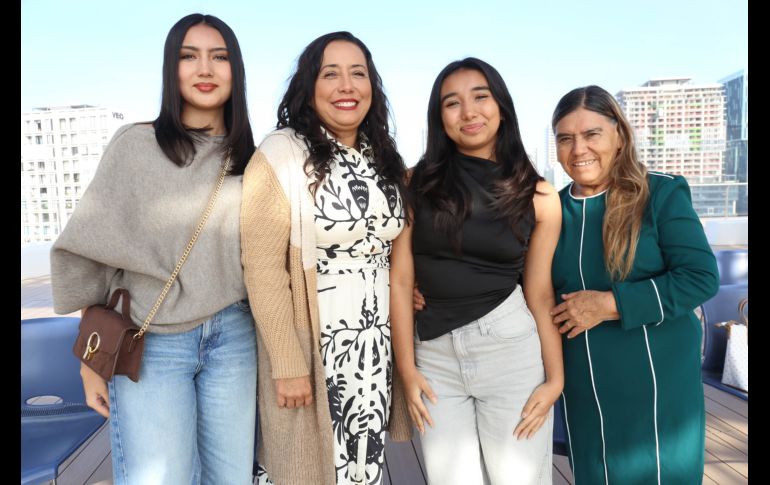 Giovanna, Marisela y Alexa Guerrero con María Eugenia Durán. GENTE BIEN JALISCO / C. Jimeno
