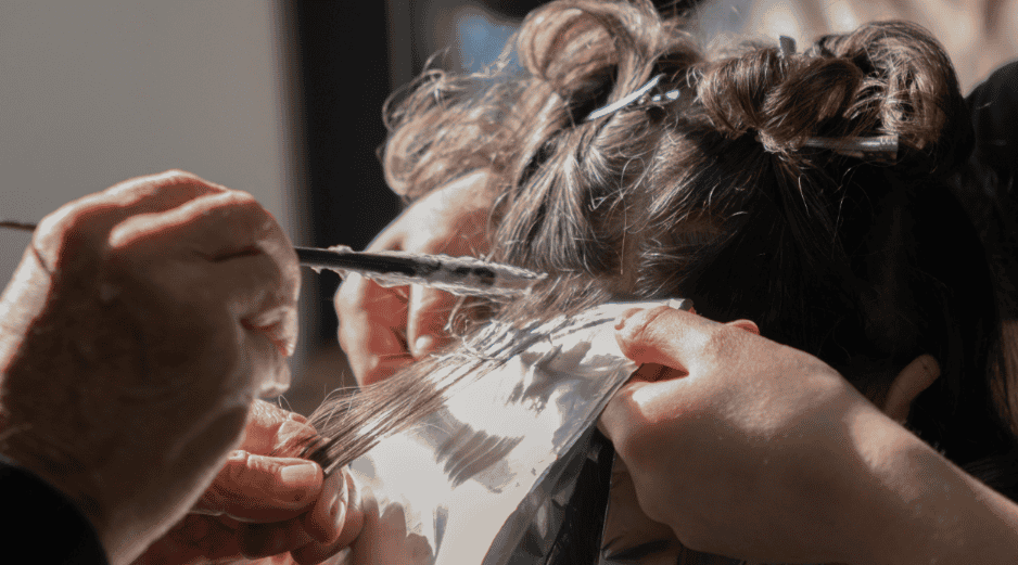 Un buen tinte, acompañado de la técnica adecuada, puede convertirse en el aliado clave para renovar tu imagen sin recurrir a cambios drásticos. ESPECIAL