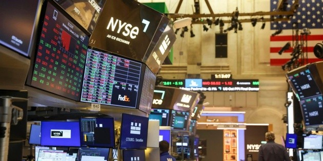 Wall Street cierra en rojo en medio de tensiones geopol&iacute;ticas y resultados de bancos