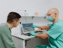 Esto impactará negativamente a las familias que no puedan costear seguros o tratamientos con el aumento de precios en los servicios. CANVA