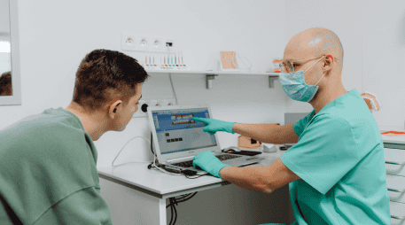 Esto impactará negativamente a las familias que no puedan costear seguros o tratamientos con el aumento de precios en los servicios. CANVA