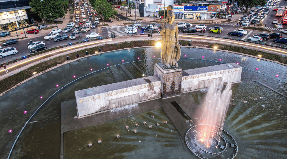 A pesar del incremento presupuestal, las autoridades estatales subrayaron que la obra conservó los cinco carriles de circulación vehicular. EL INFORMADOR/ A. Navarro