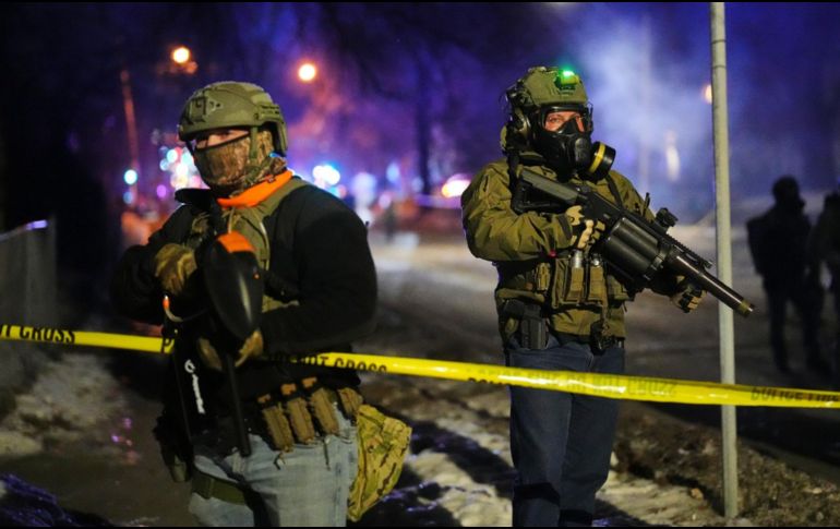 Ante el riesgo para su integridad, el agente realizó un disparo defensivo, que impactó al agresor principal en la pierna. AP/A.GARY