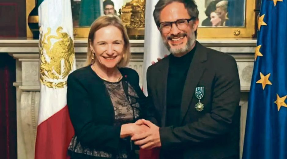 La embajadora de Francia en México, Delphine Borione, entregó al actor Gael García Bernal la Orden de las Artes y las Letras en grado de Oficial. ESPECIAL