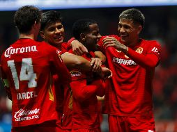 Helinho celebra con sus compañeros el gol de la victoria. EFE/F. Gutiérrez