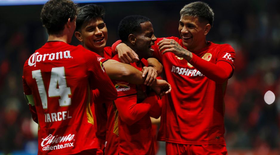 Helinho celebra con sus compañeros el gol de la victoria. EFE/F. Gutiérrez