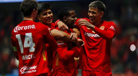 Helinho celebra con sus compañeros el gol de la victoria. EFE/F. Gutiérrez