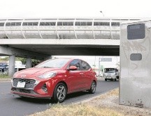 Los nuevos radares se instalarán en las avenidas más peligrosas de la ciudad para reducir los accidentes, como en 8 de Julio y Camino Real a Colima. En la imagen, el radar ubicado en el cruce de Patria y Colón. EL INFORMADOR/A. Navarro