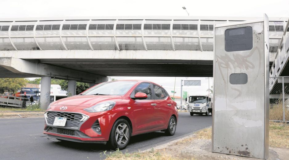 Los nuevos radares se instalarán en las avenidas más peligrosas de la ciudad para reducir los accidentes, como en 8 de Julio y Camino Real a Colima. En la imagen, el radar ubicado en el cruce de Patria y Colón. EL INFORMADOR/A. Navarro