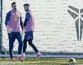 Los porteros culés Marc André ter Stegen (izquierda) y Joan García (derecha) previo al duelo. EFE