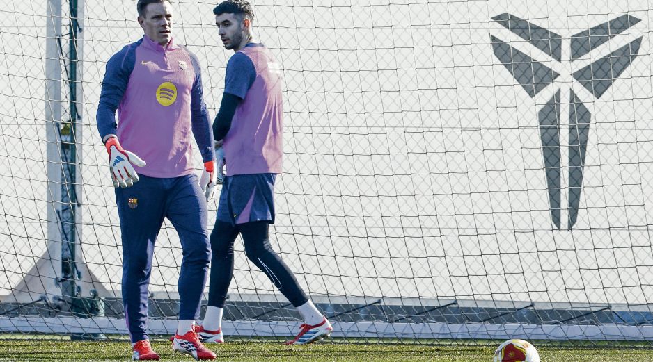 Los porteros culés Marc André ter Stegen (izquierda) y Joan García (derecha) previo al duelo. EFE