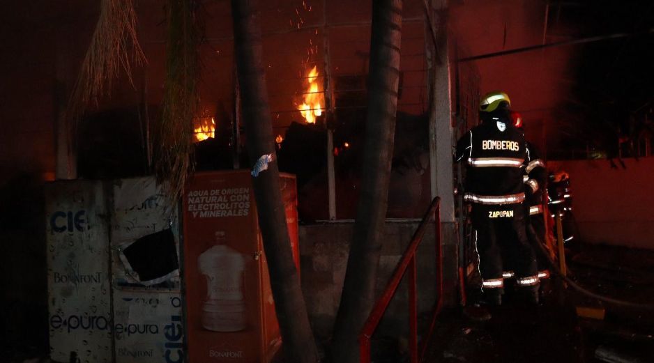 No se reportaron personas lesionadas tras el incendio de la tienda. ESPECIAL / FACEBOOK Protección Civil y Bomberos Zapopan