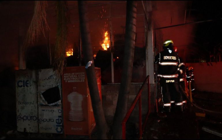 No se reportaron personas lesionadas tras el incendio de la tienda. ESPECIAL / FACEBOOK Protección Civil y Bomberos Zapopan