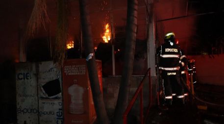No se reportaron personas lesionadas tras el incendio de la tienda. ESPECIAL / FACEBOOK Protección Civil y Bomberos Zapopan