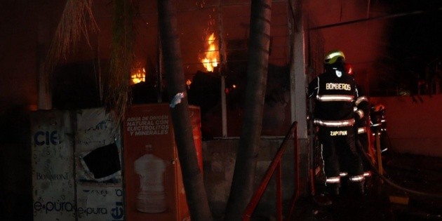 Bomberos de Zapopan sofocan incendio en tienda de abarrotes en Camino Real