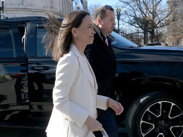 Machado no respondió preguntas de los medios de comunicación que la esperaban a su llegada. EFE/ L. NOLLY