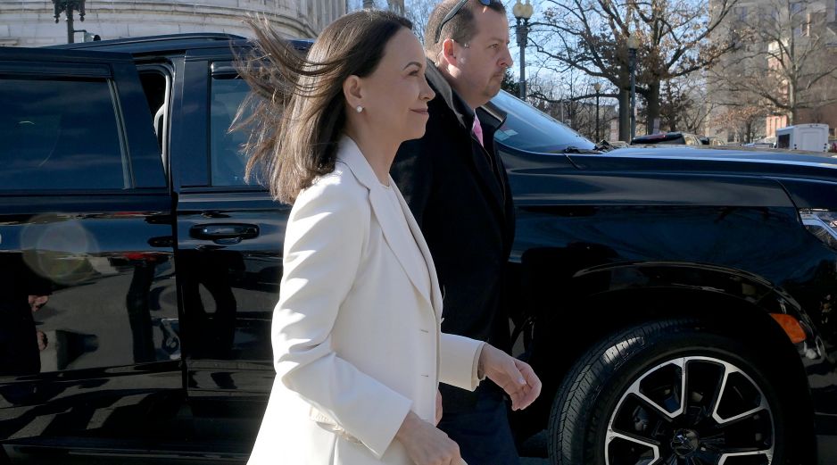 Machado no respondió preguntas de los medios de comunicación que la esperaban a su llegada. EFE/ L. NOLLY