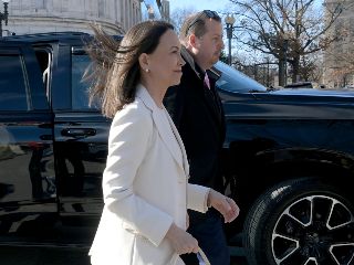 Machado no respondió preguntas de los medios de comunicación que la esperaban a su llegada. EFE/ L. NOLLY