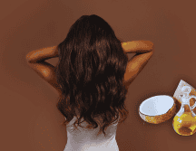 El aceite de coco no solo es beneficioso para el cabello. También mejora la salud de la piel al hidratarla en profundidad, gracias a su alto contenido de ácidos grasos. ESPECIAL / CANVA