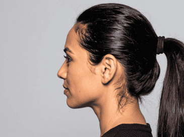 Uno de los efectos más comunes de amarrarse el cabello a diario es el debilitamiento de la fibra capilar. CANVA