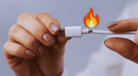 Los cargadores de celular suelen carecer de reguladores de voltaje y sistemas de seguridad adecuados. ESPECIAL / CANVA