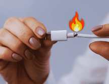 Los cargadores de celular suelen carecer de reguladores de voltaje y sistemas de seguridad adecuados. ESPECIAL / CANVA