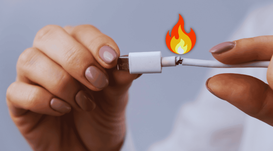 Los cargadores de celular suelen carecer de reguladores de voltaje y sistemas de seguridad adecuados. ESPECIAL / CANVA