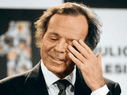 Padre de ocho hijos reconocidos, entre ellos el cantante Enrique Iglesias, la trayectoria del intérprete también ha sido analizada desde una perspectiva histórica y política. AFP/ARCHIVO