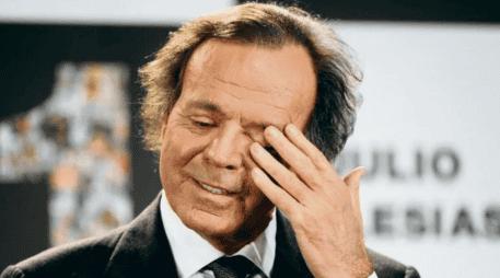 Padre de ocho hijos reconocidos, entre ellos el cantante Enrique Iglesias, la trayectoria del intérprete también ha sido analizada desde una perspectiva histórica y política. AFP/ARCHIVO