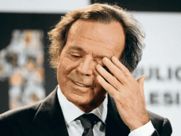 Padre de ocho hijos reconocidos, entre ellos el cantante Enrique Iglesias, la trayectoria del intérprete también ha sido analizada desde una perspectiva histórica y política. AFP/ARCHIVO