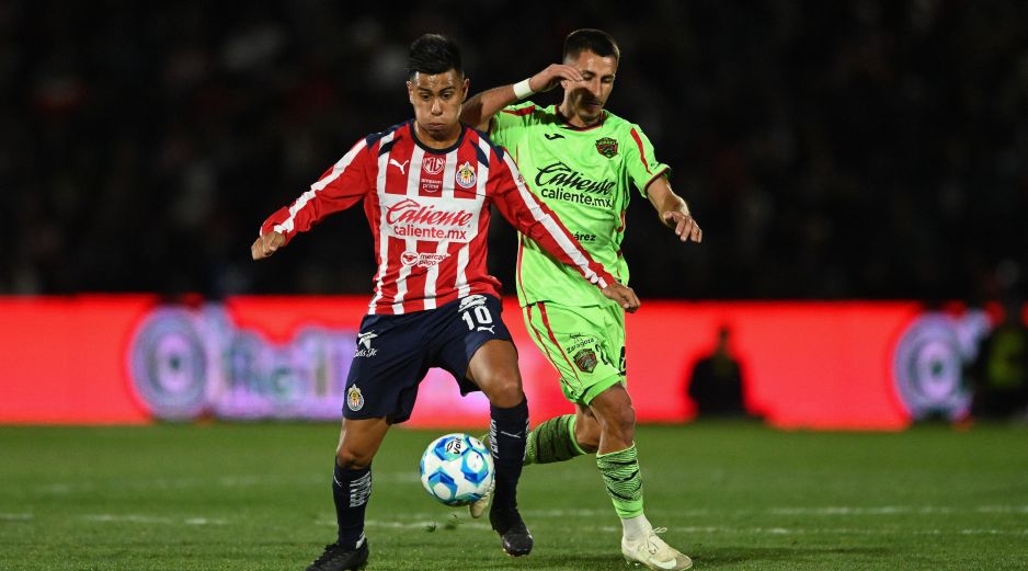 Tras el silbatazo final en la frontera con marcador de 0-1 a favor del Rebaño, Gabriel Milito, estratega de los rojiblancos, no ocultó su satisfacción por el desempeño de su plantel, resaltando la capacidad de adaptación de sus jugadores jóvenes ante un escenario complejo. IMAGO7