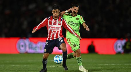 Tras el silbatazo final en la frontera con marcador de 0-1 a favor del Rebaño, Gabriel Milito, estratega de los rojiblancos, no ocultó su satisfacción por el desempeño de su plantel, resaltando la capacidad de adaptación de sus jugadores jóvenes ante un escenario complejo. IMAGO7