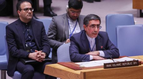 El vice representante de Irán ante las Naciones Unidas Gholamhossein Darzi habla durante una sesión de emergencia del Consejo de Seguridad que discute las mortíferas protestas en Irán en la sede de las Naciones Unidas en Nueva York. EFE/ S. YENESEL